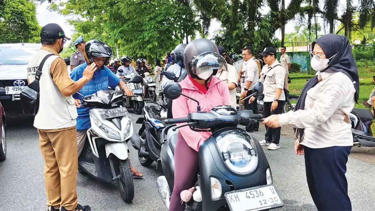 Bapenda melaksanakan Operasi Gabungan Penertiban Pajak Kendaraan Bermotor di Jalan Garuda. Wudi/Kalteng Pos