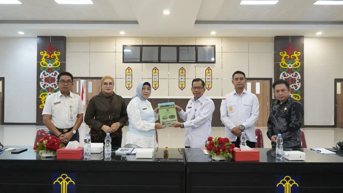 Kepala Kantor Wilayah Kemenkum Kalteng Hajrianor dan Ketua DPRD Kabupaten Barito Utara, Mery Rukaini memimpin kerja sama.Humas