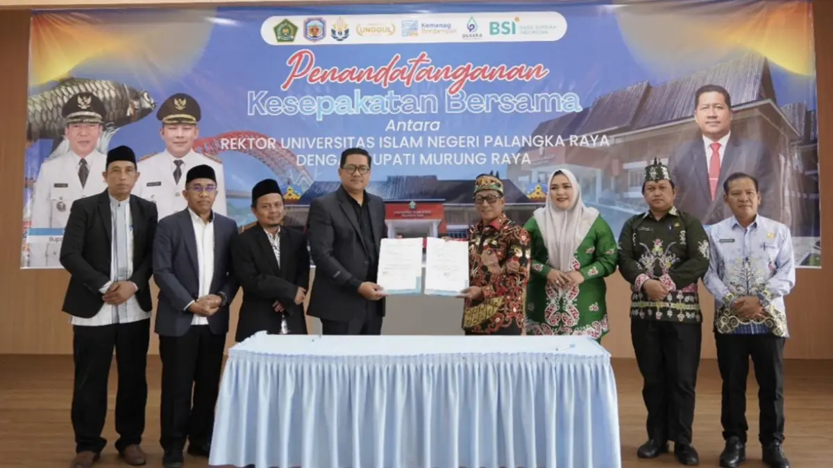 KERJASAMA : Rektor UIN Palangka Raya, Prof. Dr. H. Ahmad Dakhoir, M.H.I. dan Bupati Murung Raya, Heriyus, S.E. berfoto bersama sambil memegang dokumen kerjasama usai di tanda tangani, di Gedung Hasupa UIN Palangka Raya, Selasa(19/5/2026)