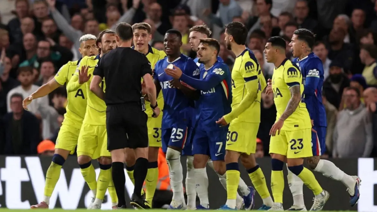 Para pemain Chelsea dan Tottenham Hotspur terlibat perdebatan panas dengan wasit. Tuan rumah The Blues akhirnya menang 2-1 dalam laga yang digelar di Stamford Bridge, Rabu (20/5/2026) dini hari WIB. (Sumber: REUTERS/David Klein)