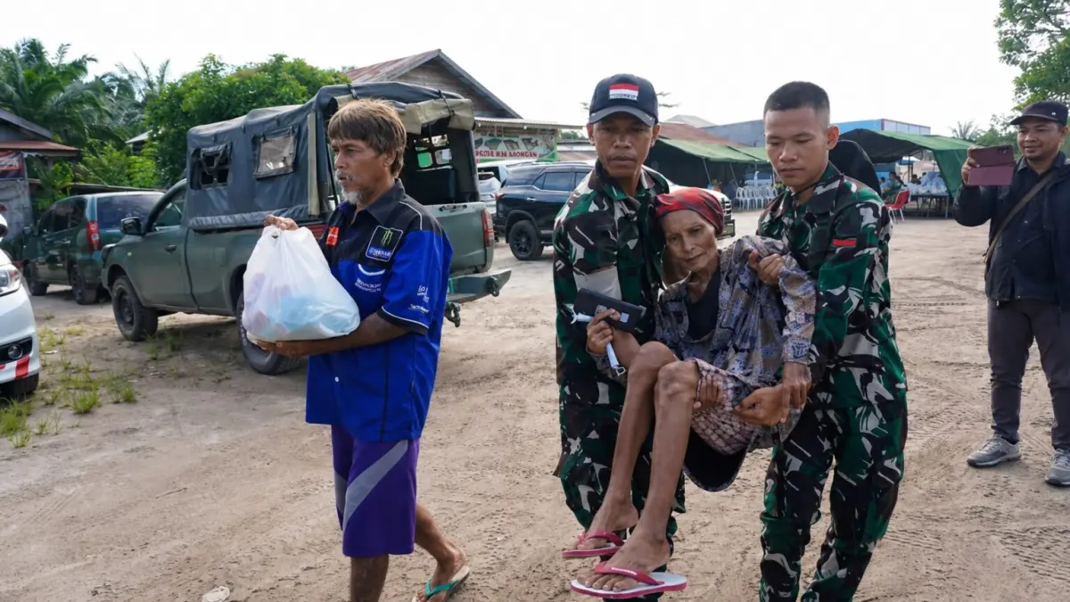 Personel Kodim 1015/Sampit memberikan layanan pengobatan gratis dan membagikan paket sembako.Pendam