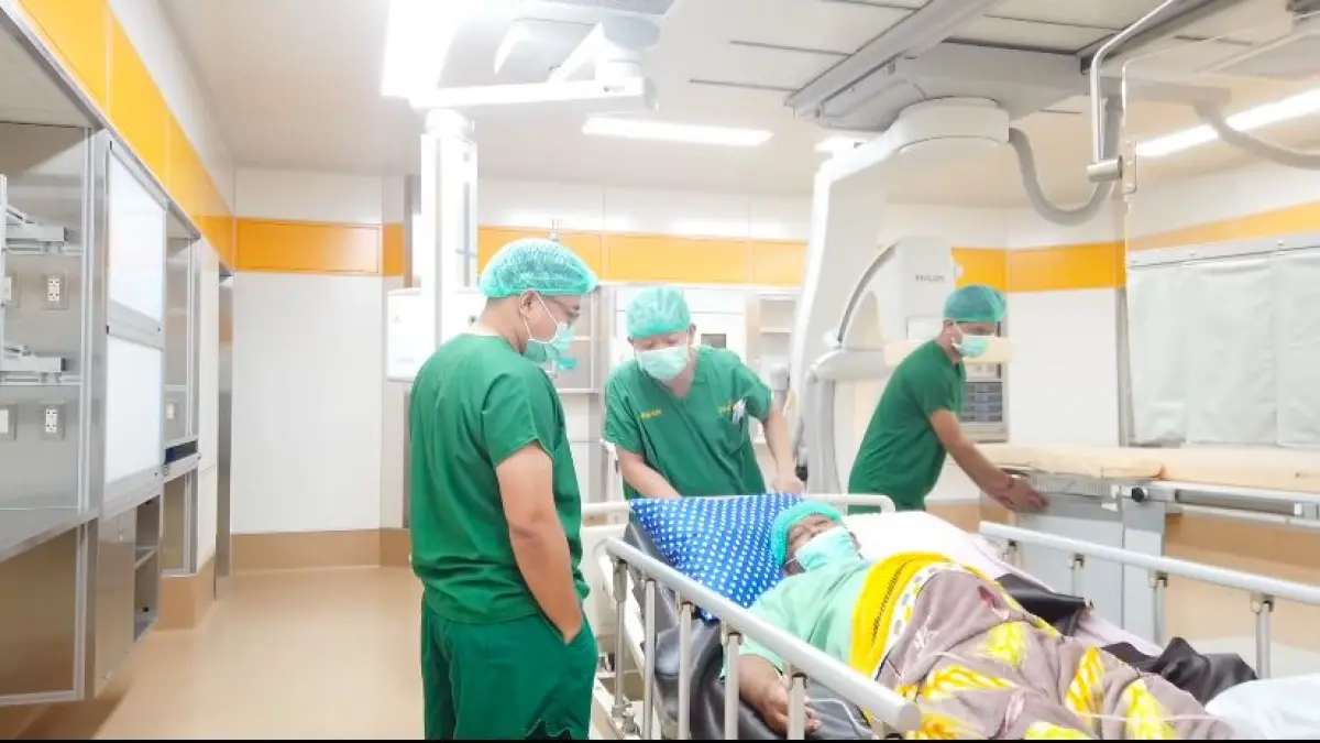 RESMI BEROPERASI: Tim Dokter di RSUD dr Murjani Sampit saat melakukan penanganan terhadap salah seorang pasien jantung di fasilitas cathlab yang baru beroperasi belum lama ini. RSUD UNTUK KALTENGPOS&nbsp;