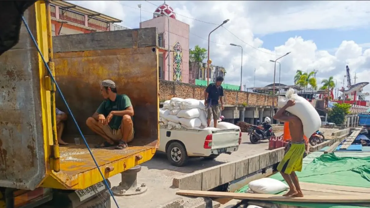 Bongkar muat pupuk di Pelabuhan Sampit.Miftah/kaltengpos.jawapos.com