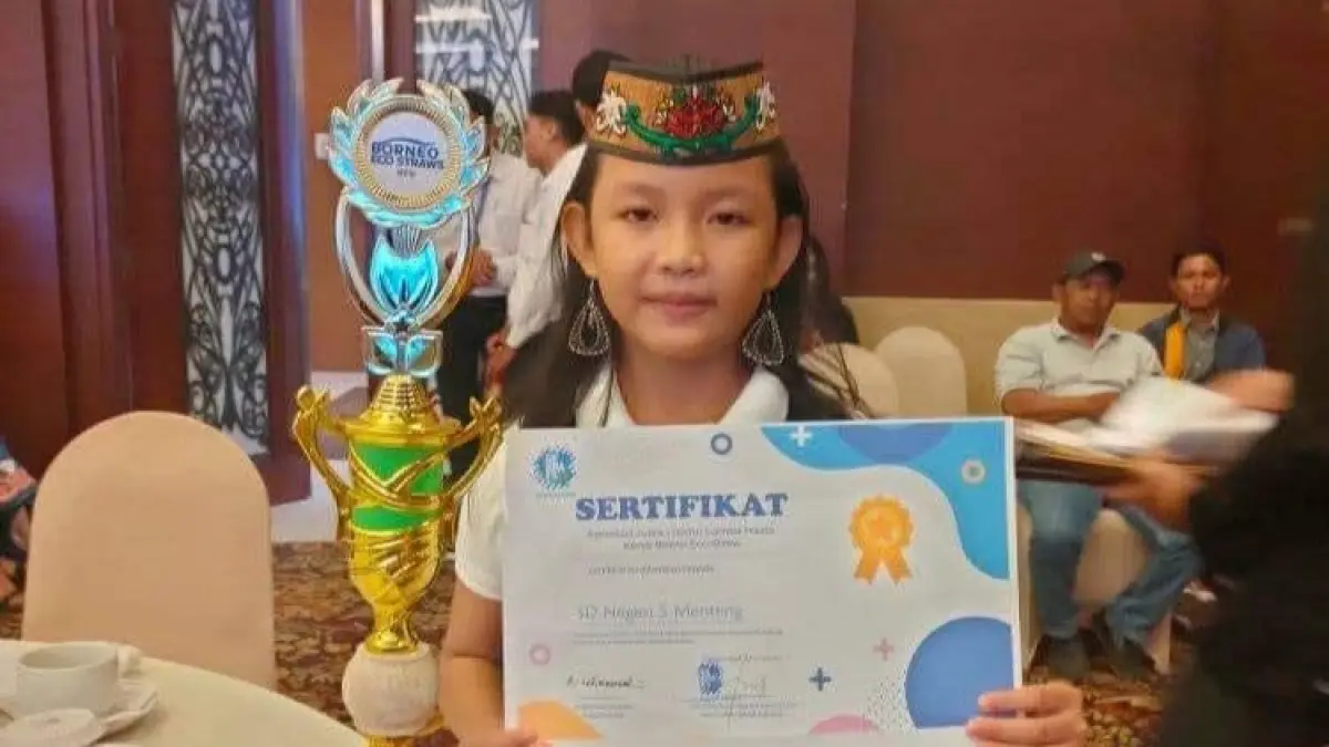 Cheryl Christabel menunjukan sertifikat juara.