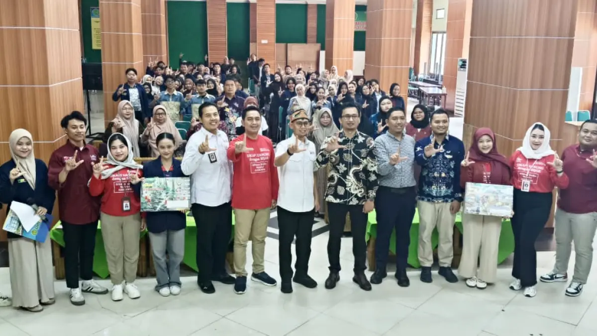 Kepala OJK Kalteng, Primandanu Febriyan Aziz (delapan kiri depan), dan
Pimpinan Cabang PT Asuransi Sinar Mas Palangkaraya, Obed Fan Simanjuntak (tujuh kanan depan), narasumber dan undangan. Iyan/ kaltengpos.jawapos.com
