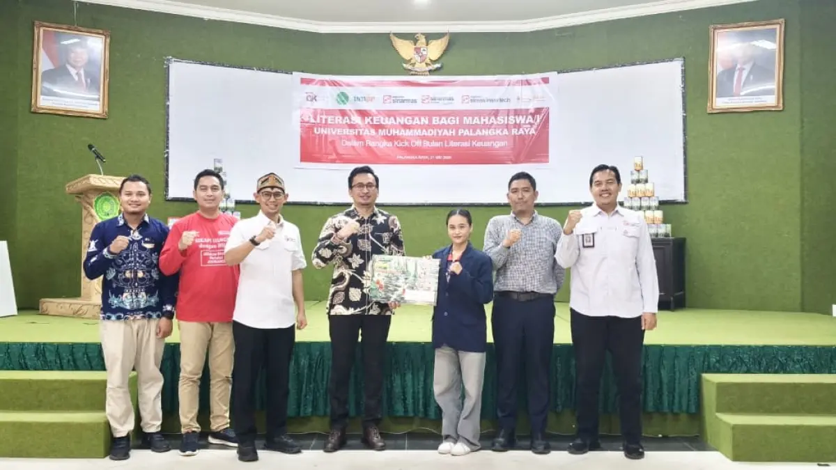 
Pimpinan Cabang PT Asuransi Sinar Mas Palangka Raya, Obed Fan Simanjuntak saat menyerahkan secara simbolis kepada mahasiswa penerima asuransi. Iyan/ kaltengpos.jawapos.com
