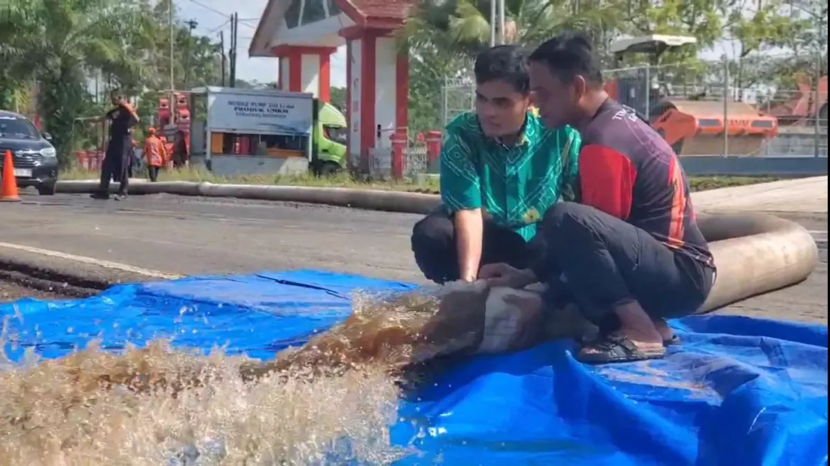 Pompa besar menyedot banjir.Miftah/kaltengpos.jawapos.com