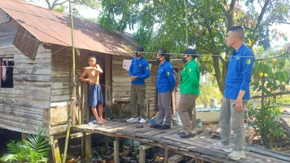 Satpol PP Palangka Raya beri edukasi warga yang dirikan bangunan di kawasan jalur hijau. Satpol PP