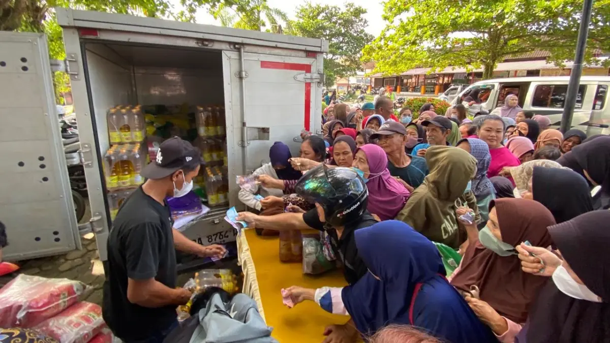 Warga tumpah ruah menyerbu pasar murah. Miftah/kaltengpos.jawapos.com 