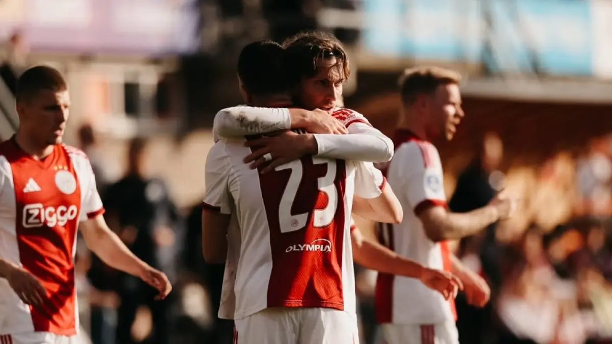 Ajax Amsterdam sukses mengunci tiket final play-off UECL 2026/2027 usai membungkam FC Groningen dengan skor 2-0. Sementara, satu tiket lagi dikantongi FC Utrecht usai menang dramatis 3-2 atas SC Heerenveen di Stadion Galgenwaard, Jumat (21/5/2026) dini hari WIB. (Sumber: Instagram @afcajax)