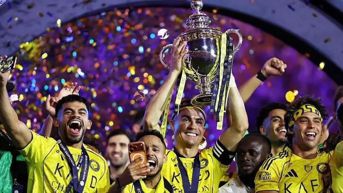 Bintang sepak bola Portugal Cristiano Ronaldo sukses mengantar Al Nassr merebut trofi Liga Arab Saudi musim 2025/2026 usai menang 4-1 atas Damac di Al Awwal Park, Jumat (22/5/2026) dini hari WIB. (Sumber: bbc.com via getty images)