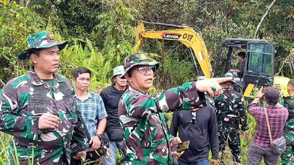Dandim 1015/Sampit Letkol Inf Dwi Candra Setyawan mengawal dimulainya pembangunan Satuan Yonif TP 923/Mentaya. Devita Maulina/Antara