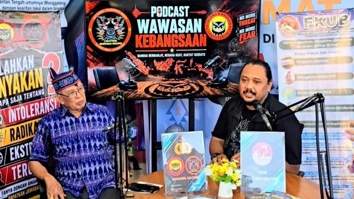 IPTU Ganjar Satriyono, SSos. M.AP &nbsp;podcast dengan narasumber Wakil Ketua FKUB Kalteng Prof Drs Oka Swastika SH MSi di Booth Kalteng Expo.