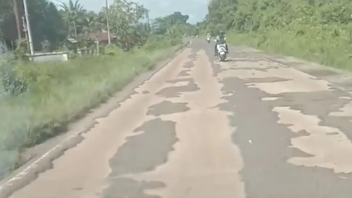 Jalan ruas Sampit-Samuda rusak.Miftah/kaltengpos.jawapos.com