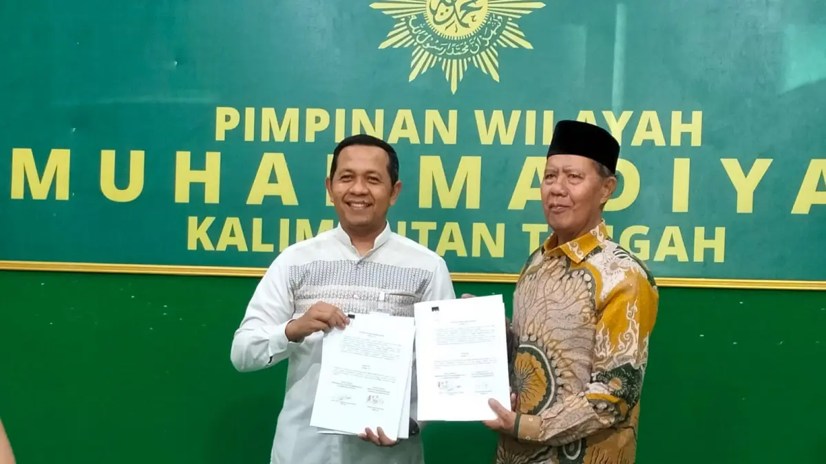 Ketua PW Muhammadiyah Kalteng Prof Dr H Ahmad Syar’i (kanan) dan Kepala BPJS Ketenagakerjaan Satriyo Adi Sasongko (kiri) selesai penandatangan kerjasama, Jumat (22/5/2026) FOTO ISMAIL/KALTENGPOS.JAWAPOS.COM