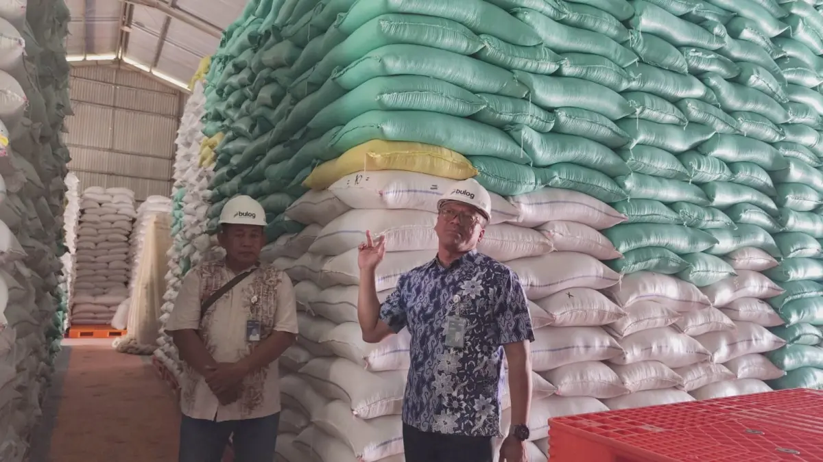 Pimpinan Wilayah Perum Bulog Kalteng, Erwin Budiana, menunjukkan stok beras.Novia/Kalteng Pos