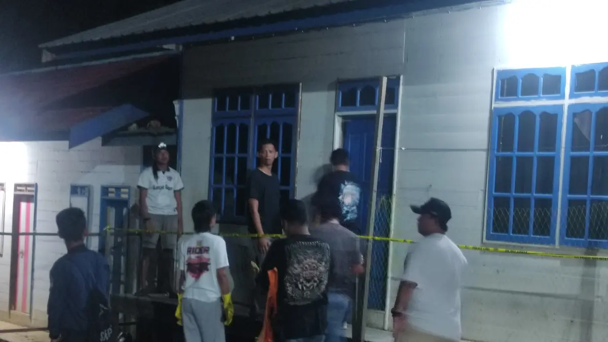 Polisi datangi lokasi temuan pria tewas di mess.Reno/Kalteng Pos