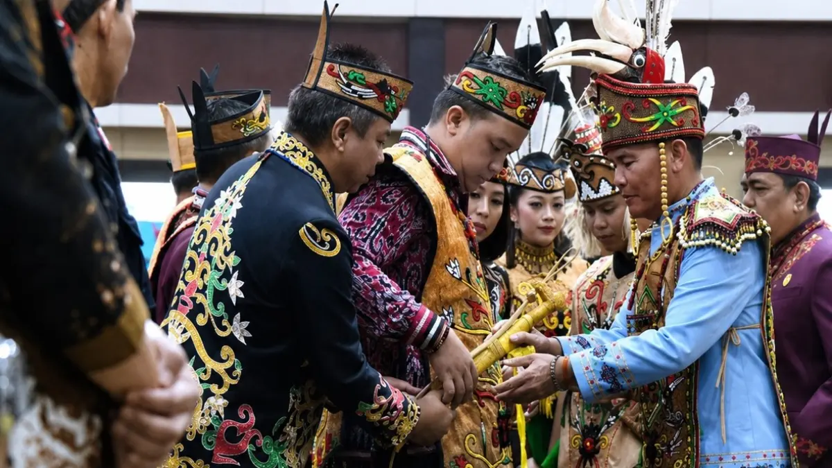 Bupati Lamandau, Rizky Aditya Putra dilantik Gubernur Agustiar Sabran.Humas