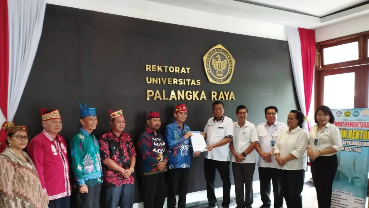 Prof Dr  Ir Uras Tantulo MSc mendaftar sebagai bakal calon rektor UPR diterima Ketua Panitia Prof Dr Joni Bungai Dan panitia, Senin (25/5/2026).