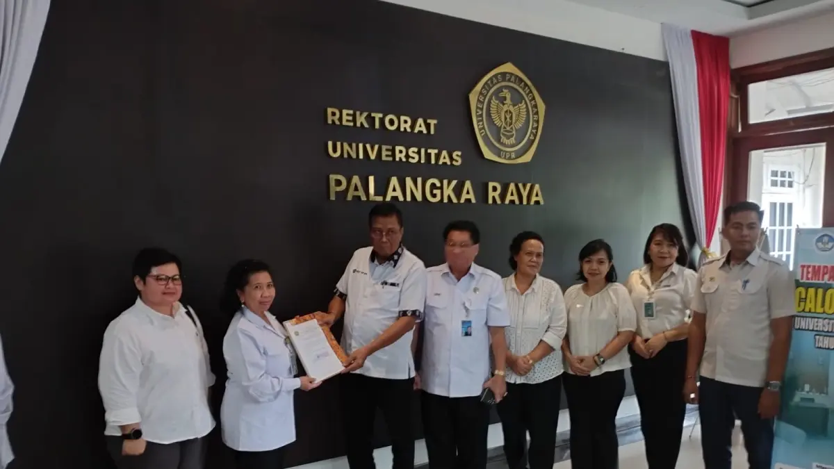 Dr Natalina Asi MA Wakil Rektor Bidang Akademik UPR mendaftar sebagai bakal calon rektor diterima oleh Ketua Panitia Prof Dr Joni Bungai, Senin (25/5/2026).