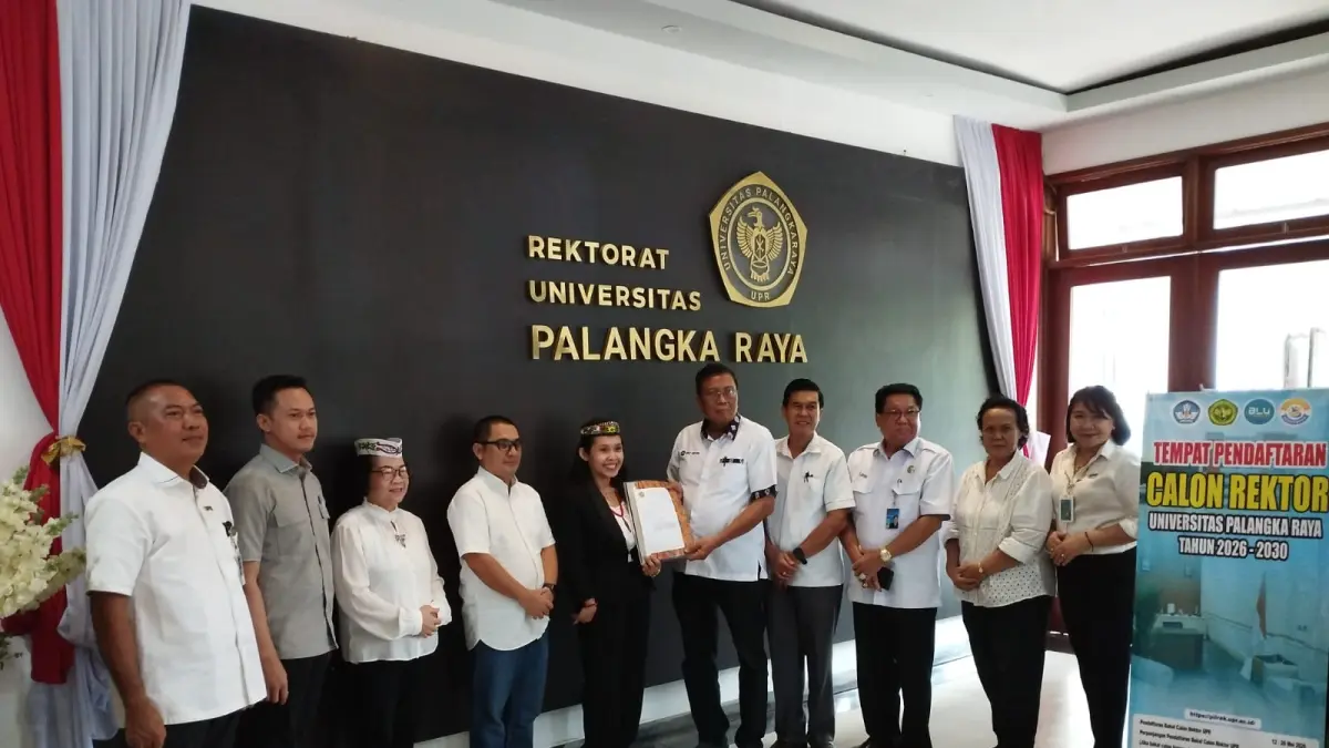 Dr Thea Farina SH MKn dekan Fakultas Hukum UPR mendaftar sebagai bakal calon rektor diterima oleh Ketua Panitia Prof Dr Joni Bungai, Senin (25/5/2026).
