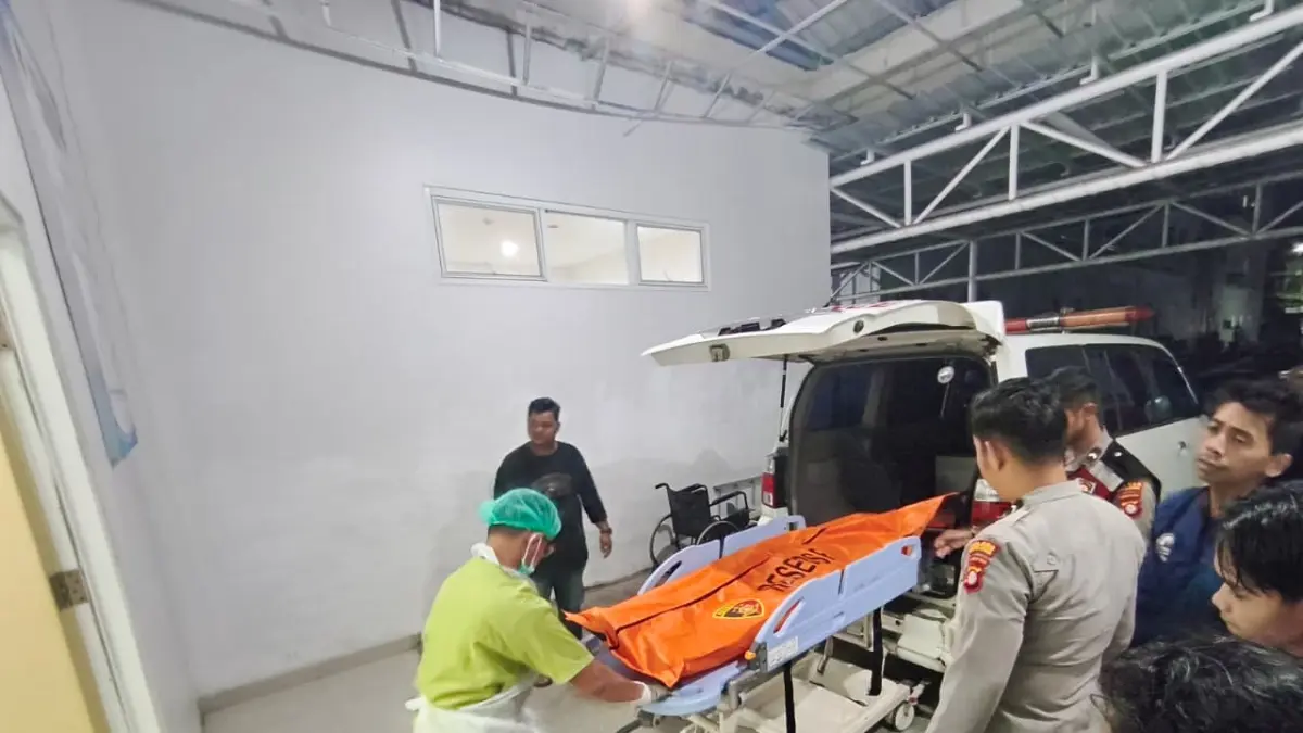 Evakuasi seorang karyawan jetty ditemukan meninggal.Reno/kaltengpos.jawapos.com 