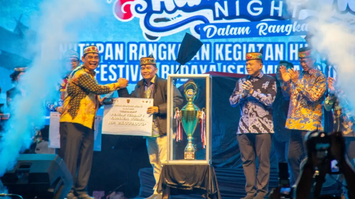 Gubernur Kalteng Agustiar Sabran menyerahkan piala bergilir juara umum FBIM 2026 kepada Bupati Barito Utara.