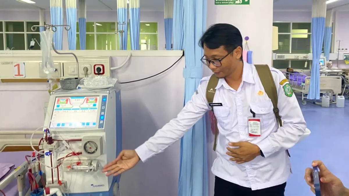 MENUNJUKAN : Kepala Bidang Pelayanan Medik RSUD dr Murjani, dr Candra E menunjukkan alat cuci darah di ruang hemodialisa belum lama ini. RSUD UNTUK KALTENGPOS