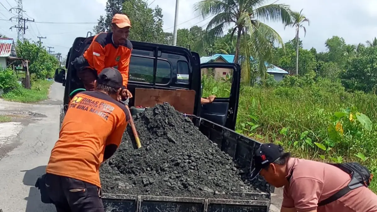 Penimbunan ruas Jalan Sumatera dan Jalan Sulawesi.Humas