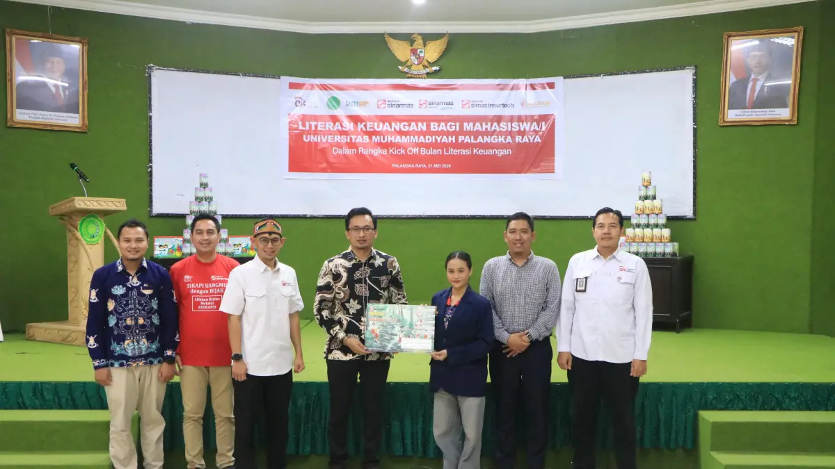 Pimpinan Cabang PT Asuransi Sinar Mas Palangka Raya, Obed Fan Simanjuntak (tengah), saat menyerahkan secara simbolis kepada mahasiswa penerima asuransi.Humas
