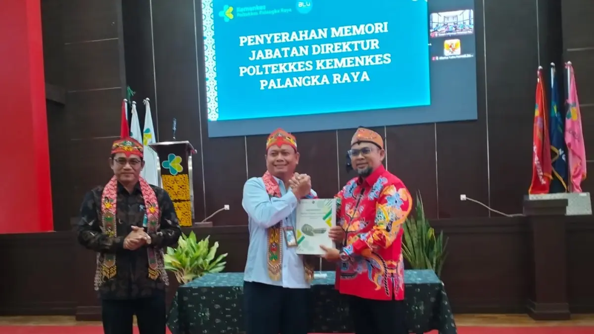 Dr H Mars Khendra Kusfriyadi STP MPH (kanan) Direktur Poltekes Palangka Raya periode 2022-2026 menyerahan memori jabatan kepada Dr Agus Wijanarka SSiT MKes Direktur Poltekkes Palangka Raya periode 2026-2023, disaksikan Direktur Poltekkes Yogyakarta Dr Iswanto SPd MKes, di Palangka Raya, Senin (25/5/2026).
