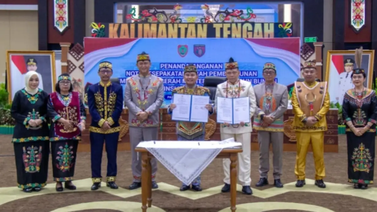 Gubernur Kalteng bersama Pangdam XXII/Tambun Bungai menunjukkan dokumen nota kesepakatan hibah pembangunan Rindam XXII/TB. Arief Prathama/ Kalteng Pos