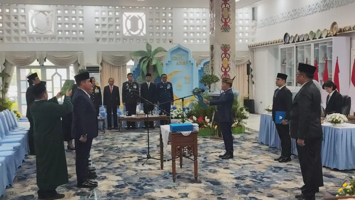 Gubernur Kalteng H. Agustiar Sabran melantik dan mengambil sumpah/janji enam pejabat pimpinan tinggi pratama.(Novia/Kalteng Pos)