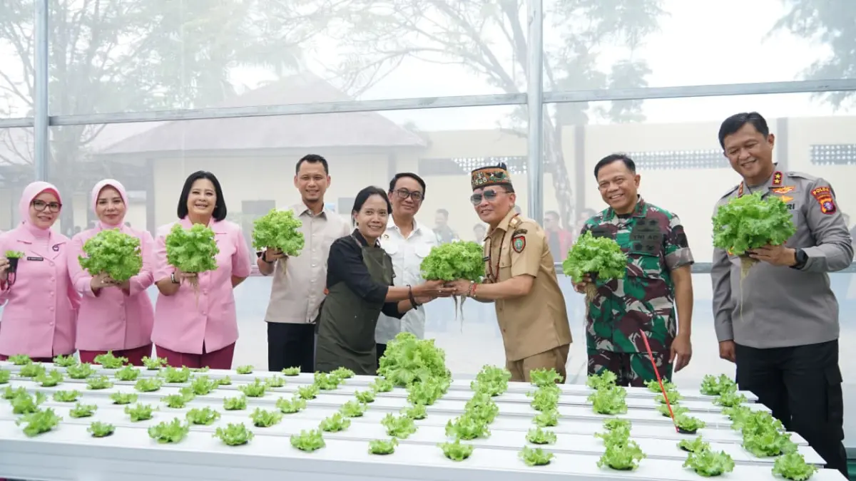 Gubernur Kalteng H Agustiar Sabran meninjau tanaman Hidroponik di Green House Polda Kalteng. Arief Prathama/Kalteng Pos