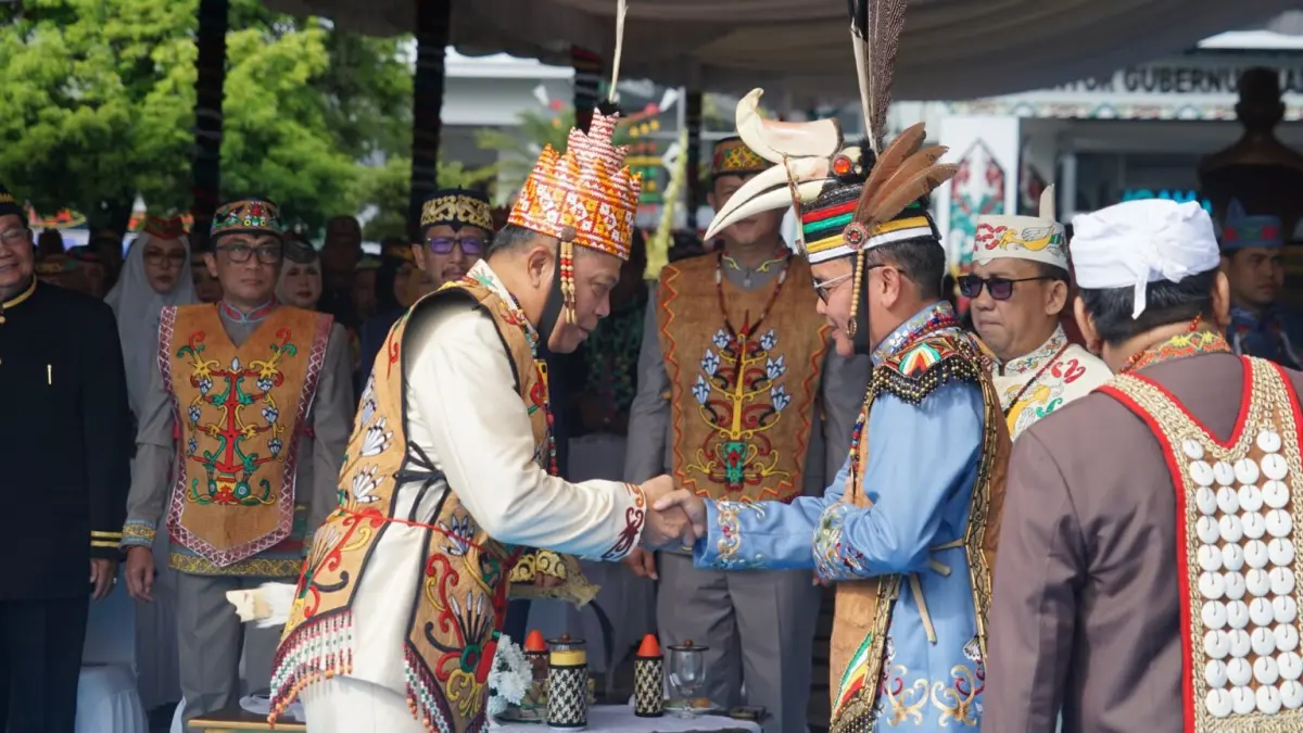 Pangdam XXII/Tambun Bungai Mayjen TNI Zainul Arifin menerima Penganugerahan Gelar Adat Dayak.Arief Prathama/Kalteng Pos