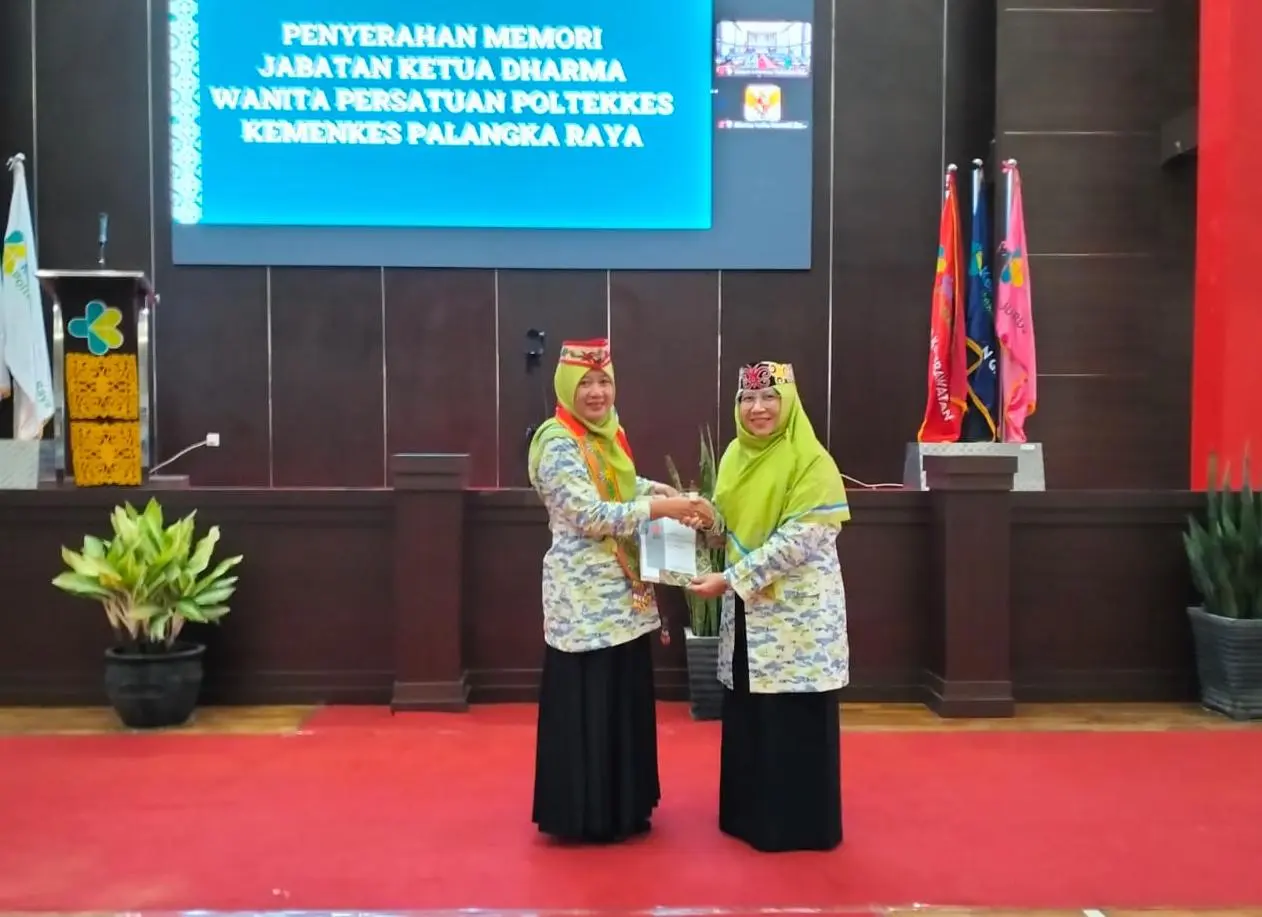Serahterima jabatan Ketua Dharma Wanita Persatuan Poltekkes Palangka Raya dari Hj Ririn Noorhaisna Raffela SP MPd kepada Tri Rahayu Amd Gz, Senin (25/5/2026)