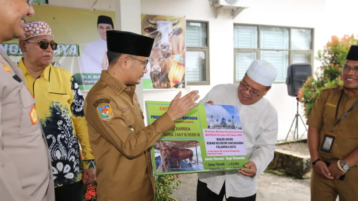 Wali Kota Palangka Raya, Fairid Naparin menyerahkan secara simbolis bantuan sapi Simental bantuan Presiden kepada Pengurus Masjid Agung Kubah Kecubung.(Ilham/Kalteng Pos)