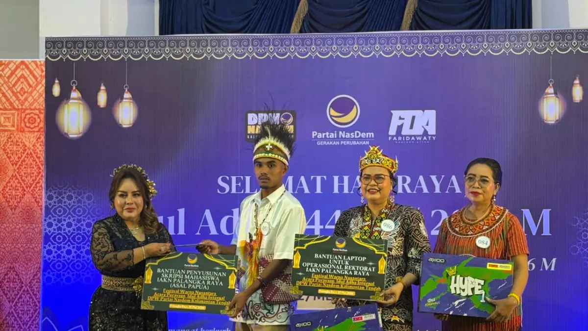 Ketua DPW Partai NasDem Kalteng, Faridawaty Darland Atjeh serahkan bantuan pendidikan.(Novia/Kalteng Pos)