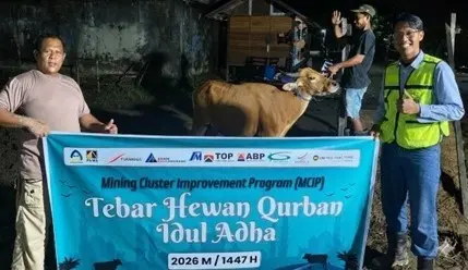 Penyaluran hewan kurban oleh PAMA Grup.(Humas)