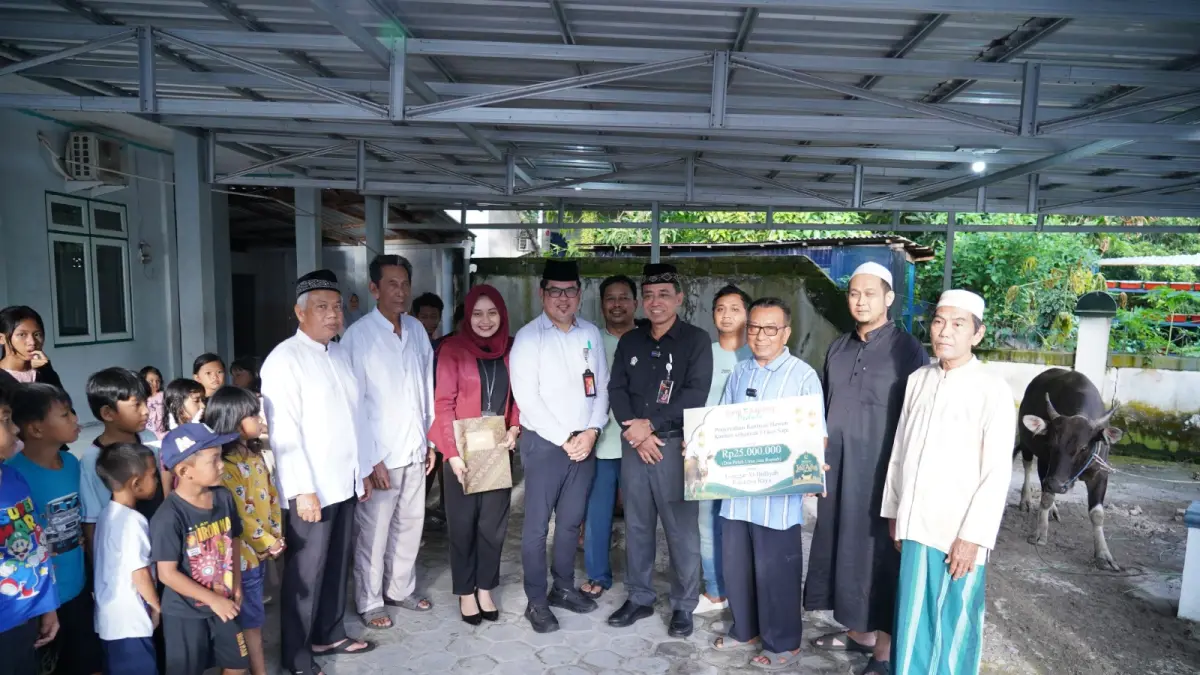PT Bank Kalteng menyalurkan bantuan hewan kurban melalui program CSR Bank Kalteng Peduli kepada sejumlah penerima manfaat di wilayah Kalimantan Tengah. (Humas)