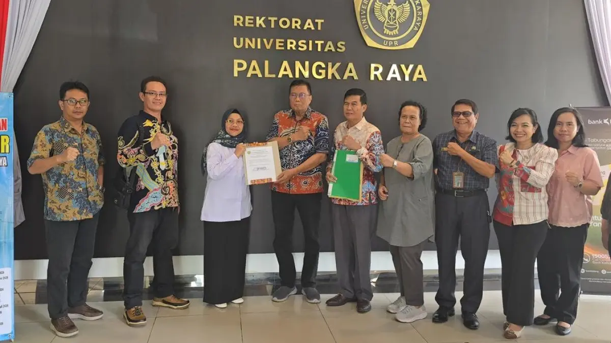 Dr. dr. Natalia Sri Martani, M.Si (baju putih) saat mendaftar calon rektor UPR.(Rifqi/kaltengpos.jawapos.com)