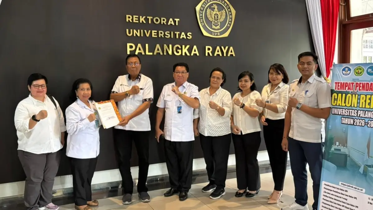Dr. Natalina Asi, M.A (dua dari kiri) saat mendaftar calon rektor UPR.(Rifqi/kaltengpos.jawapos.com)