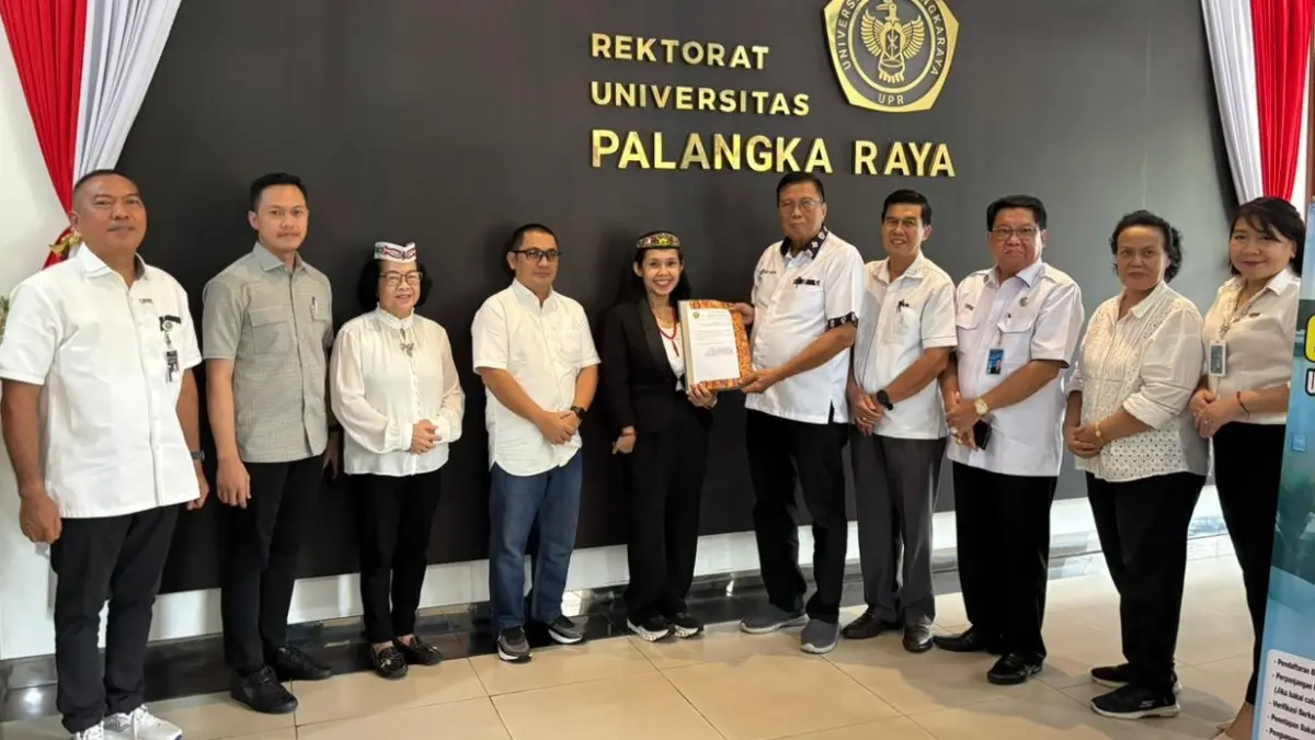 Dr. Thea Farina, S.H., M.Kn (kemeja hitam) saat mendaftar calon rektor UPR.(Rifqi/kaltengpos.jawapos.com)