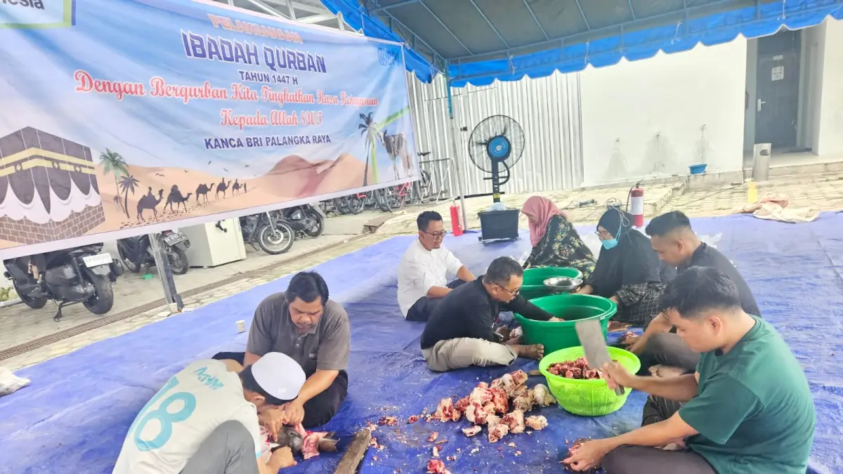 Para karyawan BRI, saat pemotongan daging hewan kurban sebelum dibagikan ke masyarakat, Rabu (27/5/2026).