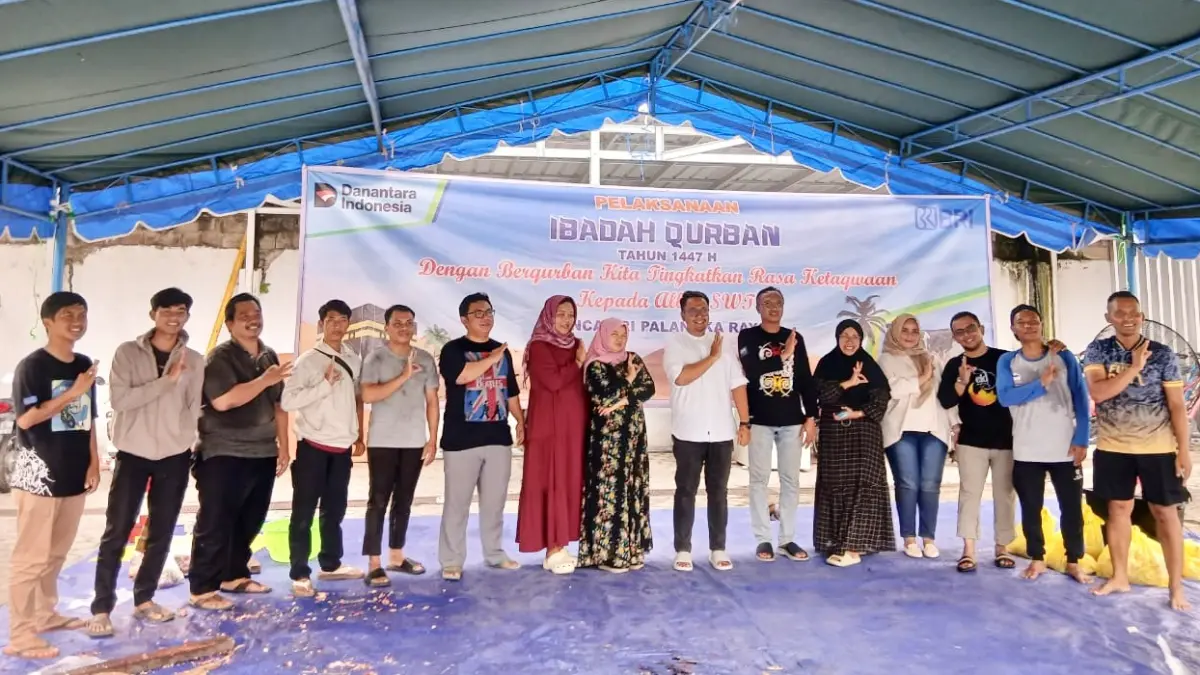 Pemimpin BRI Cabang Palangka Raya, Defri Gunawan (tujuh dari kanan), saat foto bersama dengan para karyawan BRI usai pemotongan hewan kurban.(Humas)