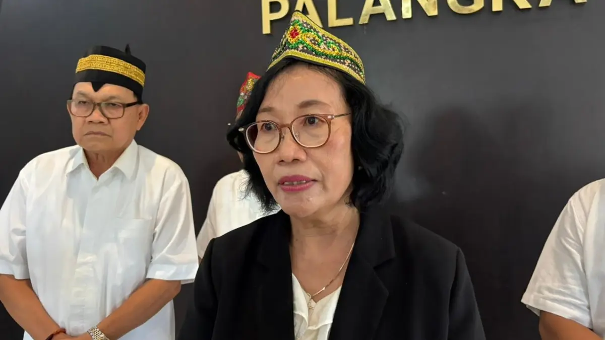 Prof Liswara Neneng, resmi mendaftarkan diri sebagai bakal calon Rektor UPR.(Rifqi/kaltengpos.jawapos.com)