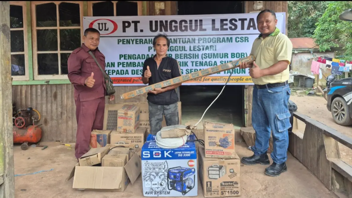 Askep Humas PT Unggul Lestari, Bobbi Siagian mewakili pihak perusahaan saat menyerahkan bantuan berupa PLTS dan sumur bor air bersih diberikan kepada warga Desa Tumbang Sepayang.(Humas)