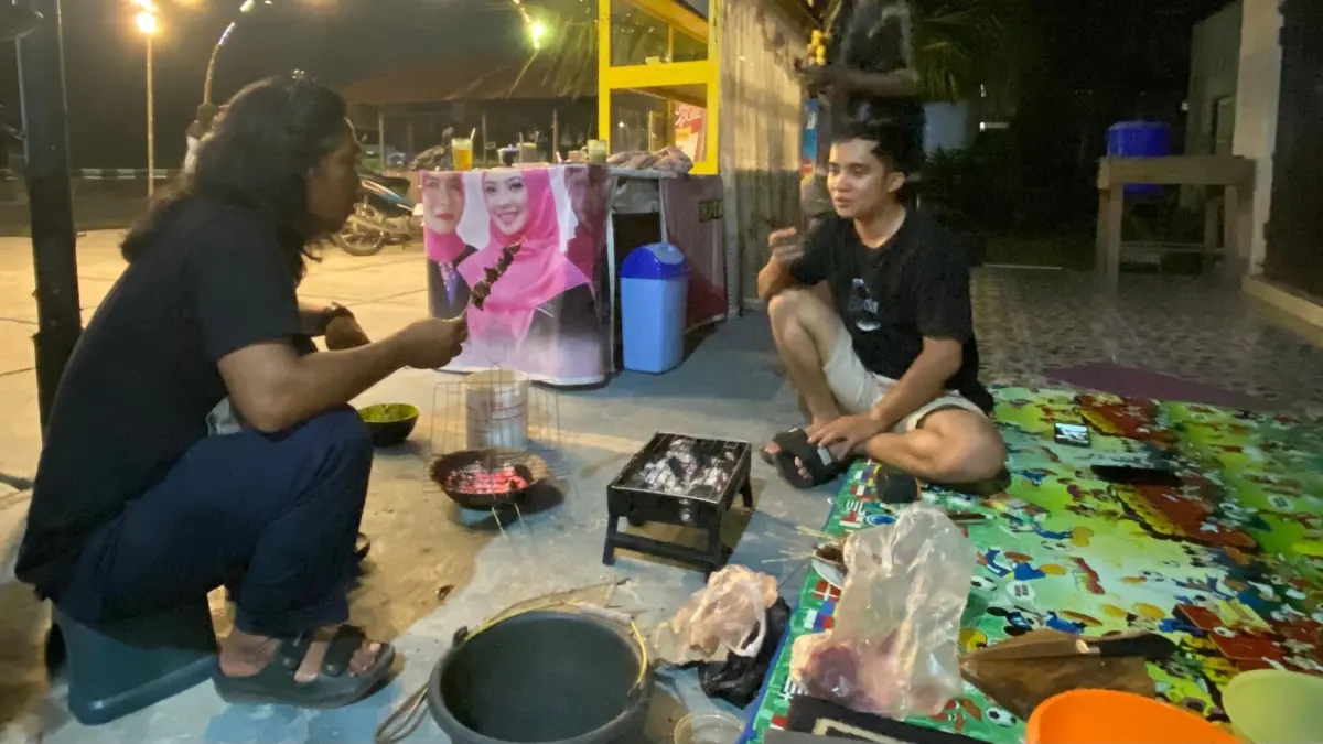 Makan malam. (Miftah/kaltengpos.jawapos.com)