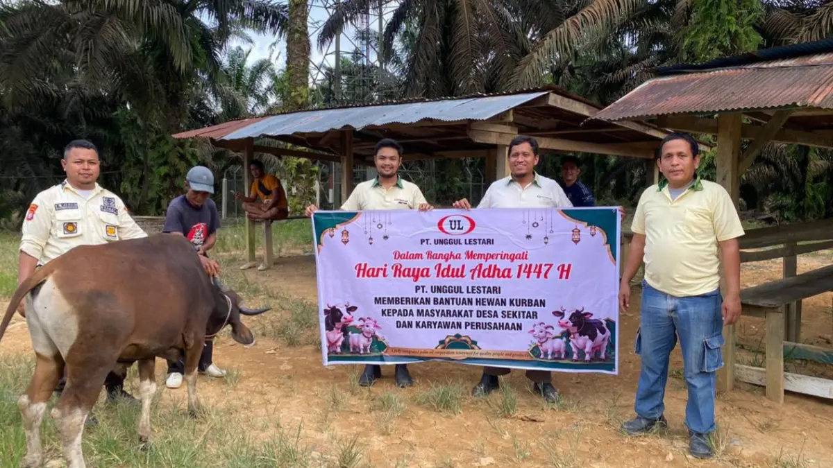Perwakilan PT Unggul Lestari saat menyerahkan bantuan sapi kurban kepada pihak desa saat menjelang Hari raya Iduladha 1447 H.(Humas)