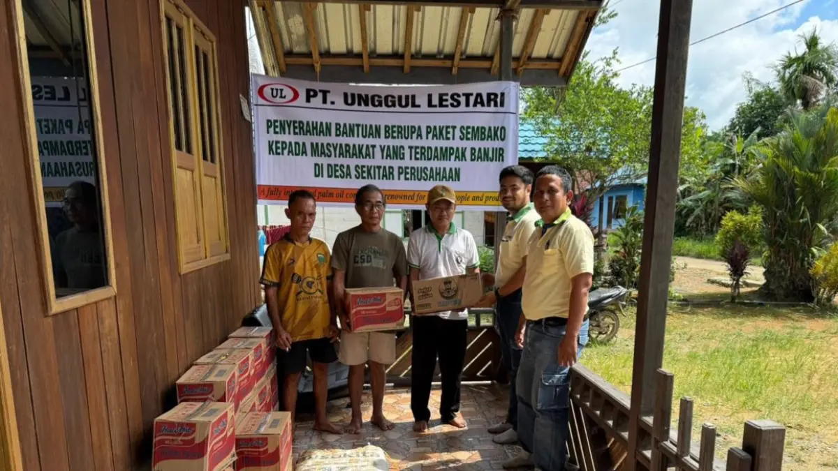 Perwakilan PT Unggul Lestari saat menyerahkan bantuan sembako untuk korban banjir yang diterima salah satu Kepala Desa, belum lama ini.(humas)